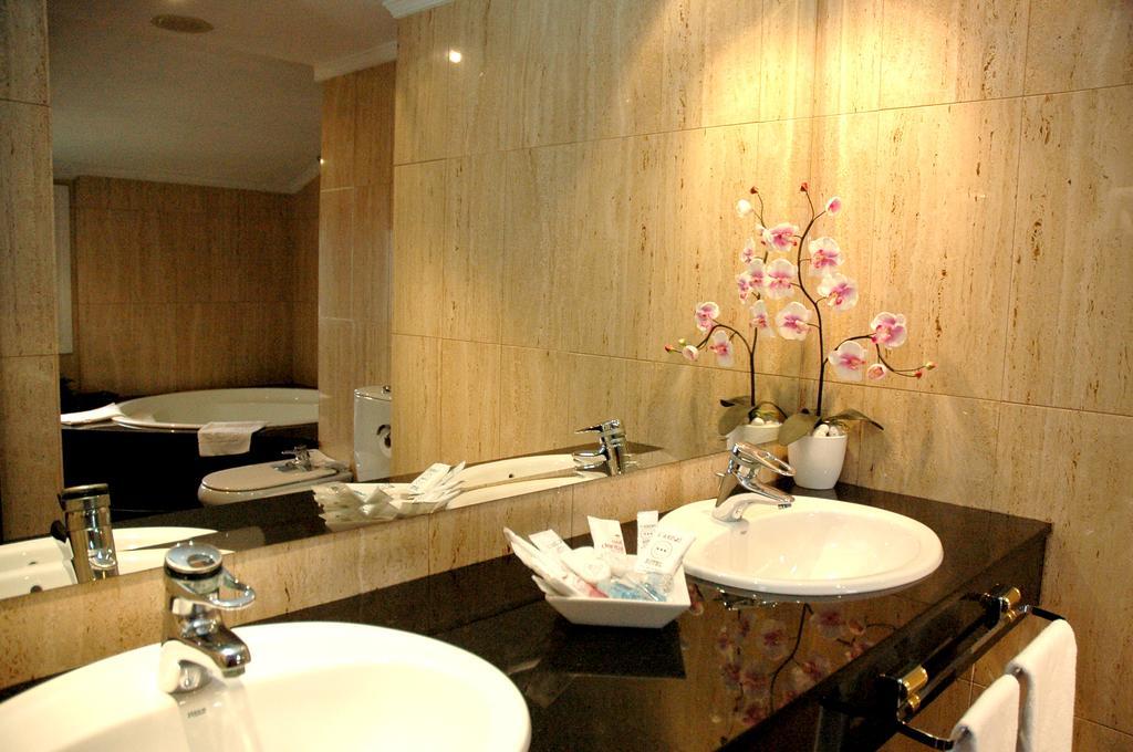 Hotel Arumi Santa Eugenia de Berga Номер фото