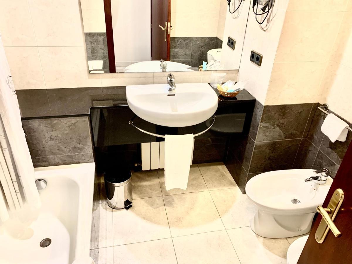 Hotel Arumi Santa Eugenia de Berga Экстерьер фото